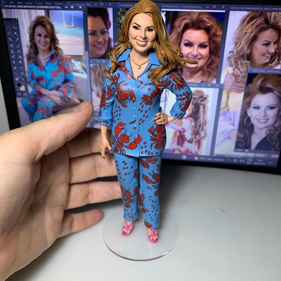 Miniatura de mulher loira em pijama azul com estampa de lagostas