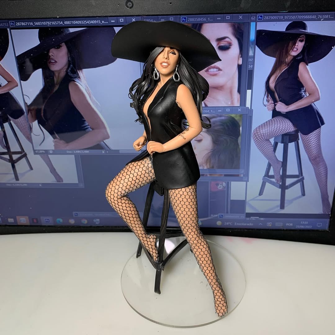 Escultura de mulher em roupa de couro preta com chapéu grande e meia-calça